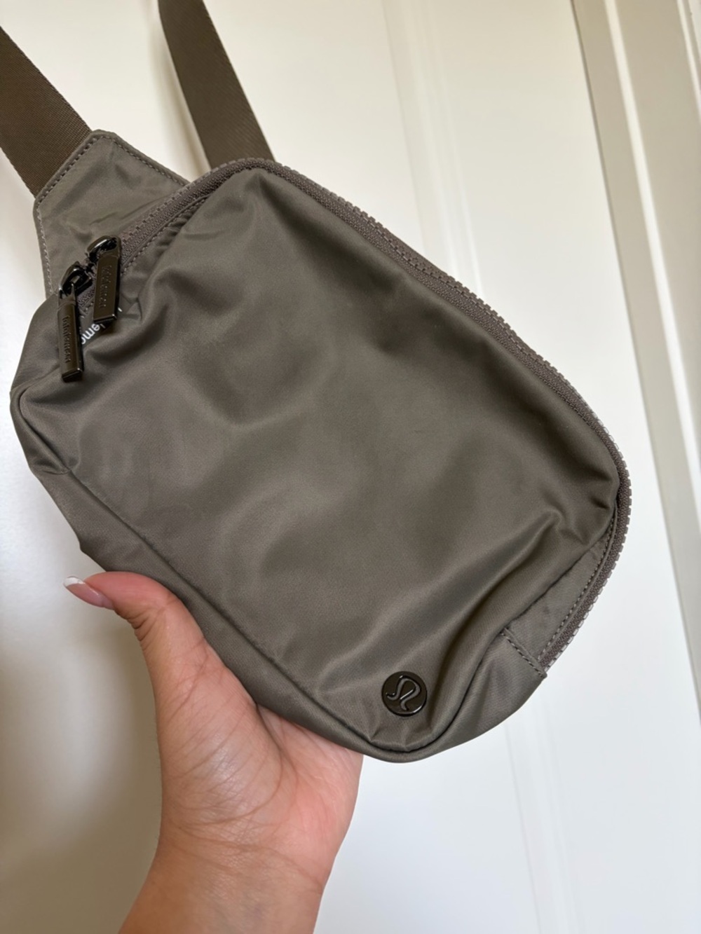 Lululemon Nomad Belt Bag 2L with Branded Strap - Picture 2 of 9